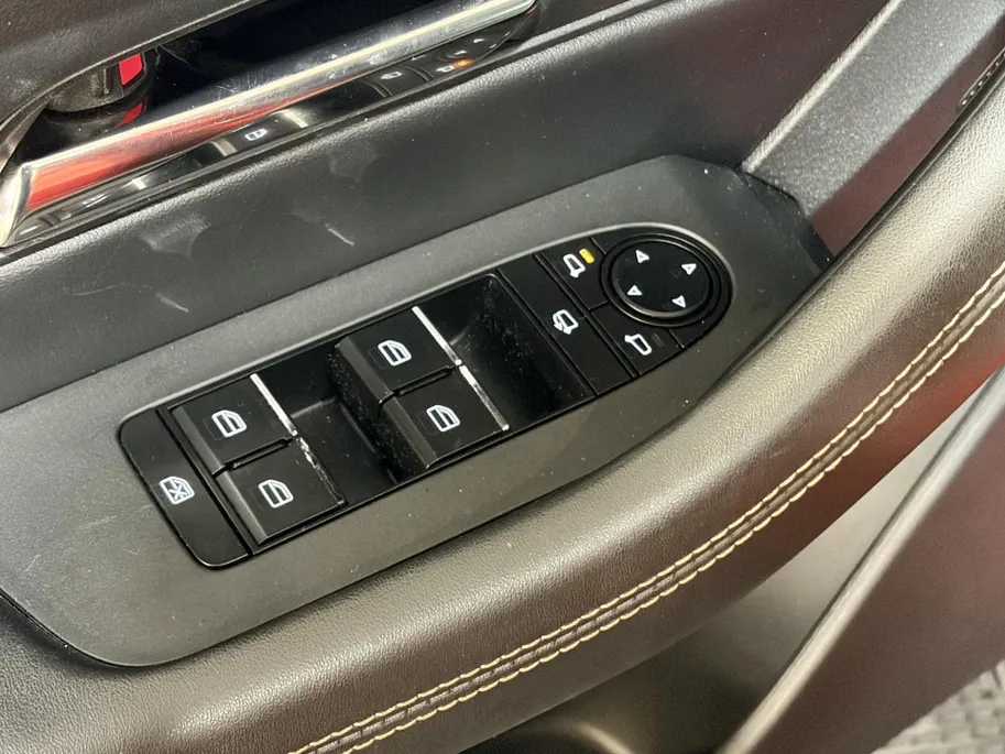Mazda CX-60 325PK e-SkyActiv PHEV Takumi Automaat | Trekhaak | Digital Cockpit | 360 Camera | Head-Up Display | Schuif/Kantel Dak | Stoel & Stuurwiel Verwarming | Apple Carplay/Android Auto | Adaptieve Cruise Control | Dode Hoek Detectie | Elektrische Achterklep |