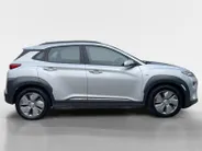 Hyundai Kona EV Comfort 64 kWh | Warmtepomp | 100% SOH | Adaptive cruise control | Apple Carplay & Android Auto | Achteruitrijcamera | Parkeersensoren achter | Keyless entry | DAB radio |