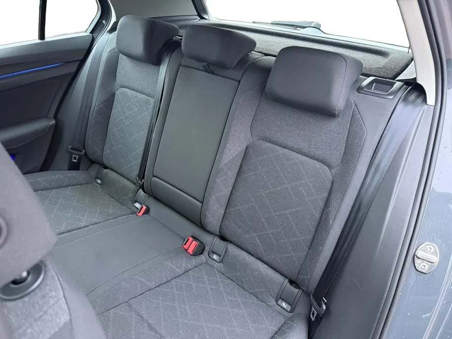 Volkswagen Golf 1.0 eTSI Life Business | CARPLAY | STOELVERWARMING | PARKEERSENSOREN | LICHTMETALEN VELGEN |