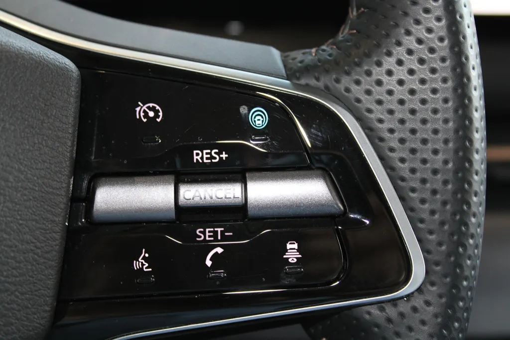 Nissan ARIYA Evolve 66 kWh | 22KW Lader| Afneembare trekhaak| Apple carplpay& Android auto| 360grd Camera| Stoelverwarming en verkoeling| Elektrisch verstelbare stoelen| Luxe bekleding| Dealer onderhouden|