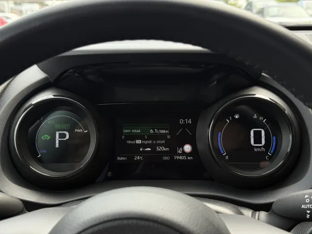 Toyota Yaris 1.5 Hybrid Executive Bi-Tone | PDC V+A | HUD