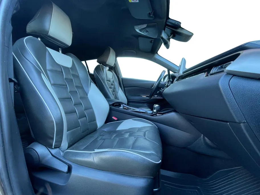 Toyota C-HR 1.8 Hybrid Bi-Tone | Side Bars| Leer| Lichtmetalen velgen| Stoel verwarming| 4 seizoenbanden| Afneembare trekhaak| JBL speakers| BI-Tone uitvoering| Navigatie| Metalliclak