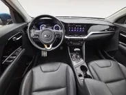 Kia Niro 1.6i Hybrid DynamicPlusLine Dealer onderhouden | Trekhaak | Stoel/stuurverwarming | Dodehoek detectie | Leder | Camera | Carplay & Android | Cruise Control Adaptief | Fabrieksgarantie t/m 23-9-2027 | NAP