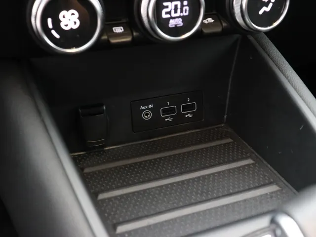 Renault Captur 1.6 E-Tech Plug-in Hybrid 160PK Intens | NAVI GROOT | CAMERA | STOELVERWARMING