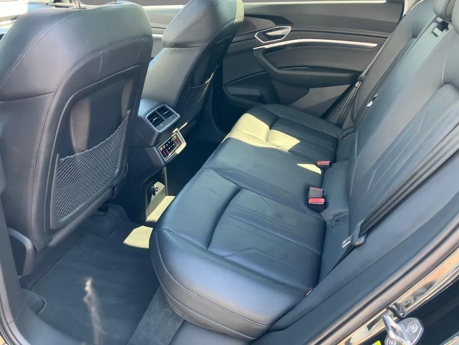 Audi e-tron Sportback 55 quattro S Line 95 kWh 300kW/408PK · Panoramadak · Trekhaak · Camera · Leder · Stoelverwarming · Drive select ·  Garantie t/m 18-10-2027 of 100000km.