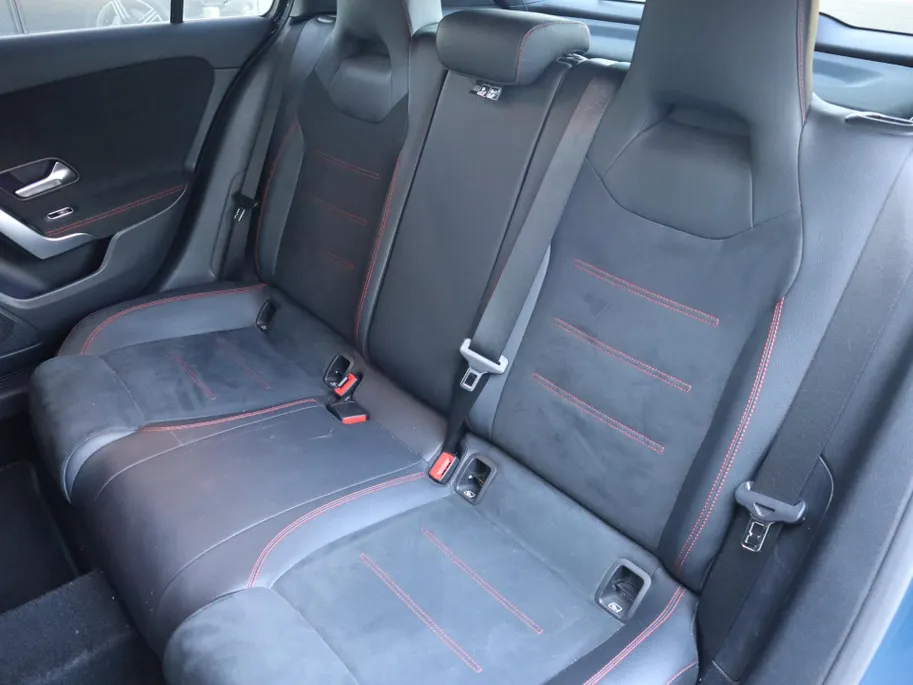 Mercedes-Benz A-Klasse 180 Business Solution AMG l Nightpakket l Achteruitrij camera l AMG Line l Ambiente lichtpakket