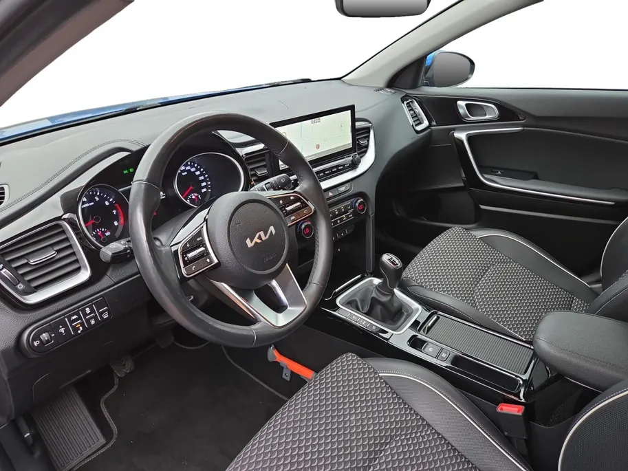 Kia Ceed Sportswagon 1.5 T-GDi DynamicPlusLine 160 PK | Dealer onderhouden | Fabrieksgarantie | Camera | Carplay | Cruise Control Adaptief | stoelverwarming | NAP | 12 Maanden BOVAG Garantie |