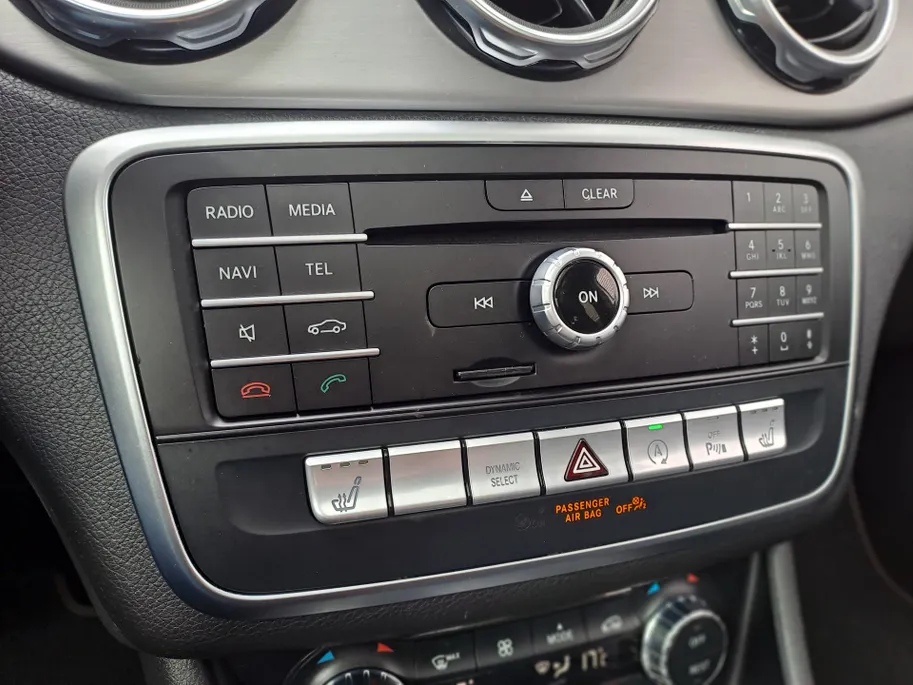 Mercedes-Benz GLA 180 Business Solution AMG AUTOMAAT | Trekhaak | Cruise | Panorama Schuif/kantel Dak | Navigatie | Camera | AMG-styling