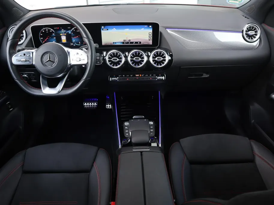 Mercedes-Benz GLA 200 Business Solution AMG l Trekhaak l Panoramadak l Stoelverwarming