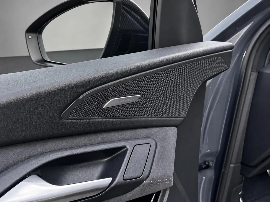 Audi Q6 e-tron S edition 306pk performance 100 kWh · Panoramadak · Luchtvering · Trekhaak · 360 Camera · Warmtepomp · Head-Up · Elek. Voorstoelen · 21'' Inch · 24-11-2030 of 100.000km