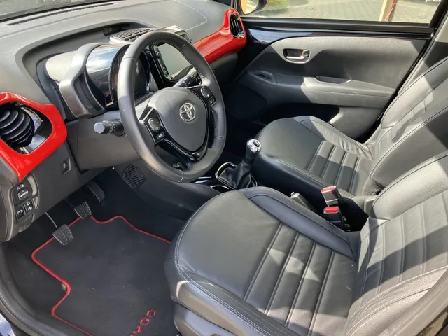 Toyota Aygo 1.0 VVT-i x-clusiv | Leder | Apple CAR Play