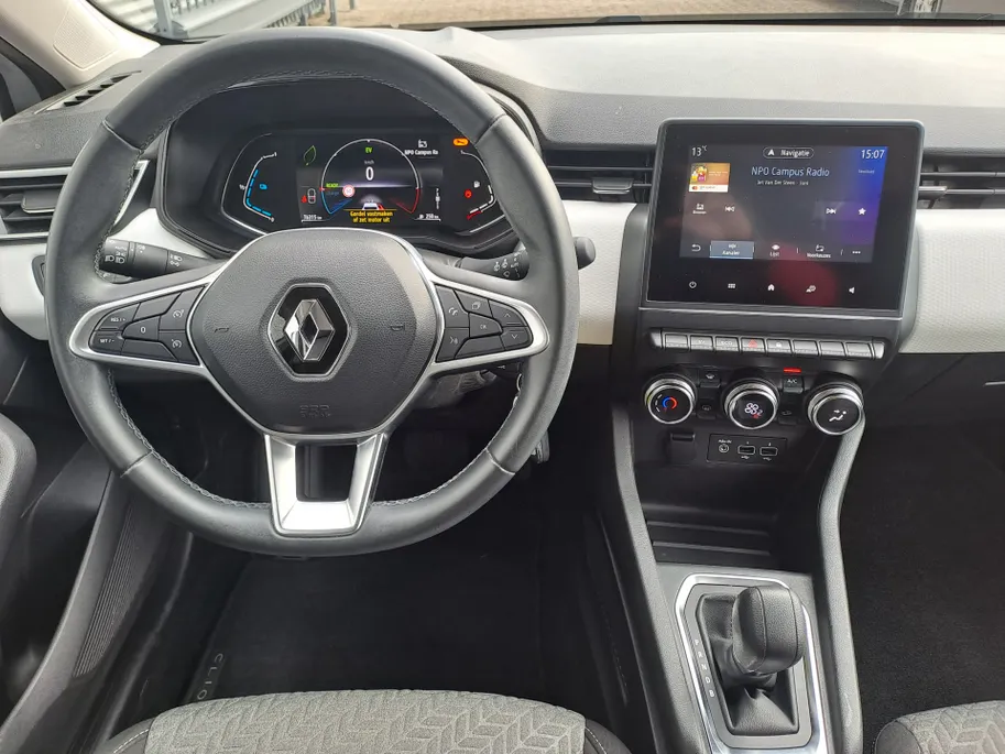 Renault Clio 1.6 E-Tech Full Hybrid 145 evolution AUTOMAAT | Navigatie | Sensoren | Airco | Cruise | Rijstrooksensor met correctie | DAB | Apple Carplay/Android Auto