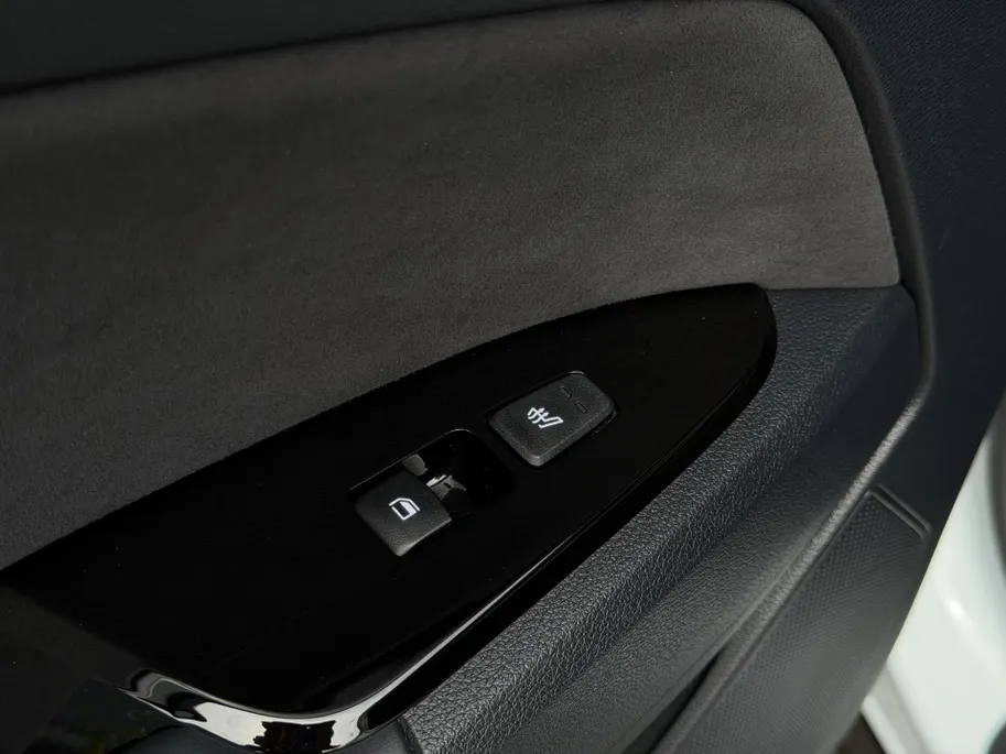 Kia Sportage 1.6 T-GDi Hybrid GT-PlusLine | Apple Carplay/ Android Auto | Navigatiesysteem | Licht + Regensensor | Stoelverwarming + Stoelkoeling | Stuurverwarming | Elektrisch Verstelbare Voorstoelen | Geheugen op Bestuurdersstoel | Elektrisch Schuif / Kanteldak | El