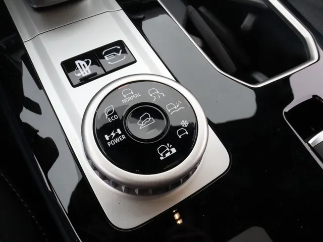 Mitsubishi Outlander 2.4 PHEV Black Edition All Seasons | Yamaha sound