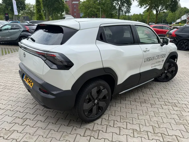 Toyota Urban Cruiser Executive 61 kWh | Pano | JBL | PDC v/a | Stoel/stuurverwarm. |