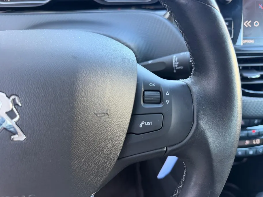 Peugeot 208 1.2 PureTech Allure Automaat | Climate / CruiseControl | All Season banden | 12 Maanden garantie!