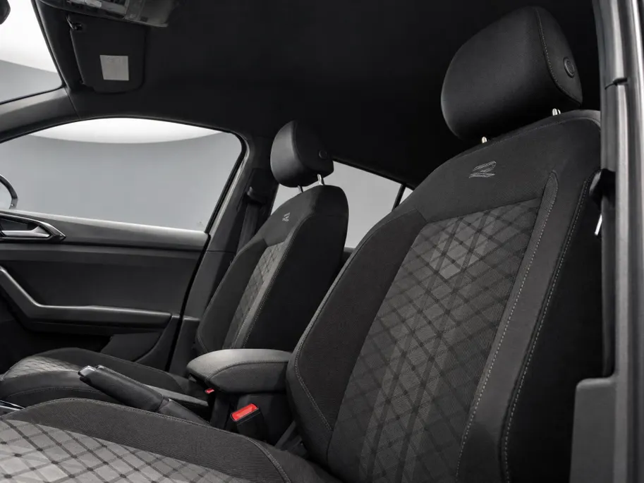 Volkswagen T-Cross 1.5 TSI 150pk DSG R-Line Edition · Camera · Apple/Android Car Play · Trekhaak · P-Sensoren · Navigatie · Stoelverwarming · 17'' Inch ·