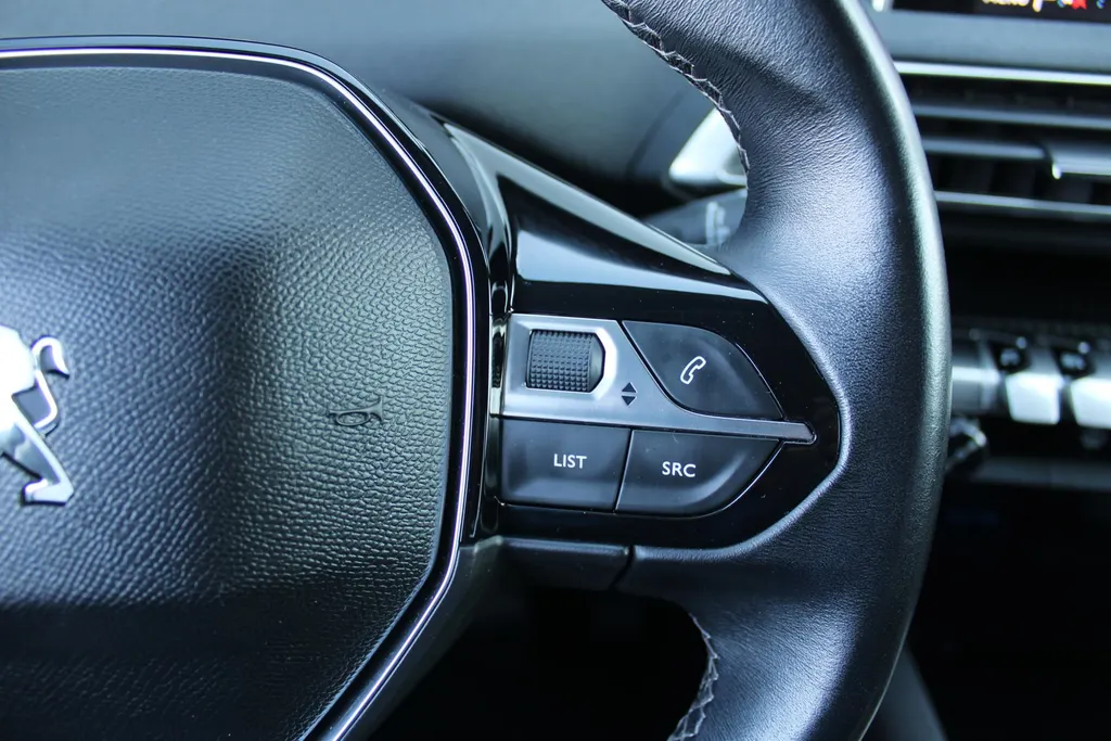 Peugeot 5008 1.2 PureTech Blue Lease Executive | Navi | Airco | 7 zits | Cruise | Camera | 17" LM |