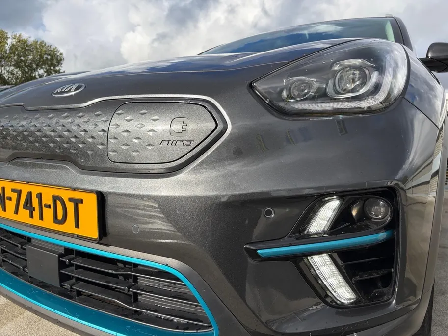 Kia e-Niro DynamicPlusLine 64 kWh | *1E EIGENAAR | FABRIEKSGARANTIE | SCHUIF- KANTELDAK | APPLE CARPLAY/ ANDROID AUTO | NAVI | CAMERA | STUUR/ STOELVERWARMING | STOF/ LEDER | ETC…