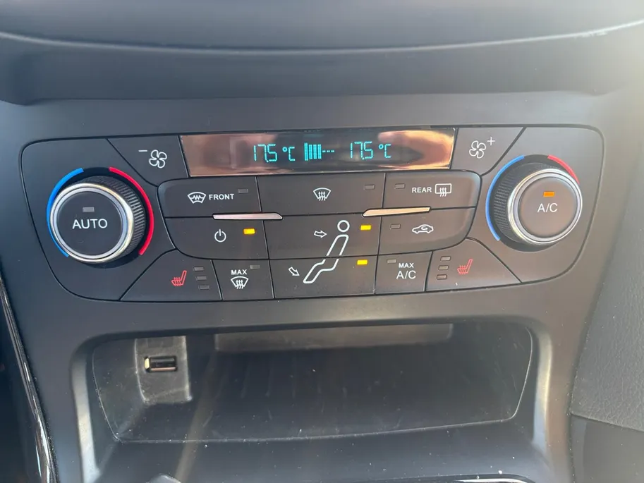 Ford Focus Wagon 1.0 Titanium |Lederen/stof bekleding| Trekhaak| bi-xenon koplampen| keyless entry| 12 maanden Bovag garantie|