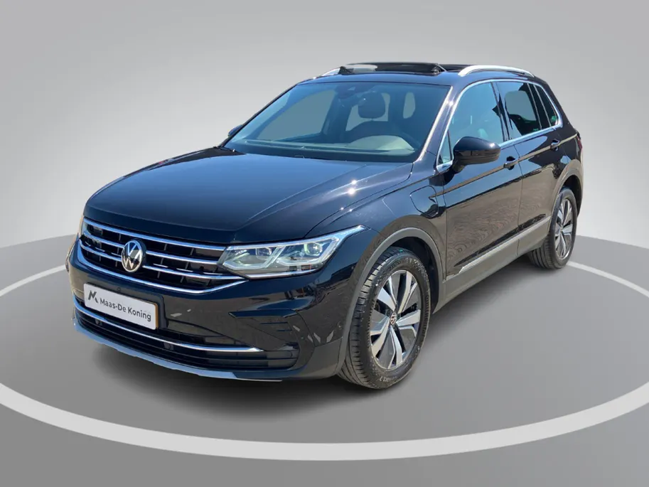 Volkswagen Tiguan 1.4TSIeHybrid/150PK R-Line Business+ · Panoramadak · Leder · Trekhaak · Camera · Apple/Android Car Play