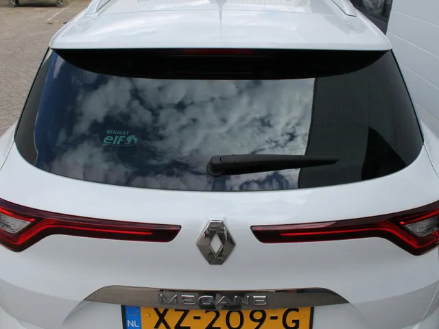 Renault Mégane Estate 1.3 TCe 160 PK Bose | Trekhaak | Bose geluid | Camera achter | Wit metallic |