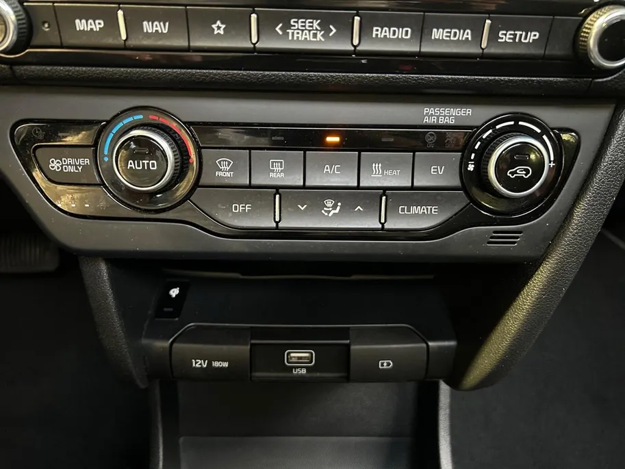 Kia e-Niro ExecutiveLine 64 kWh | Warmtepomp | Trekhaak Afneembaar + 13-Polige Stekker | Elektrisch verstelbare Voorstoelen | Bestuurdersstoel + Geheugen | Elektrisch Bedienbaar Schuif / Kanteldak | Stoelverwarming + Stoelkoeling | Stuurverwarming | JBL Geluidsinsta