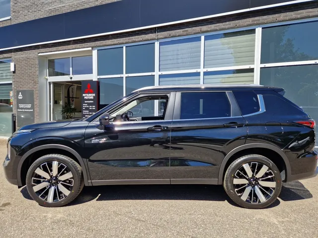 Mitsubishi Outlander 2.4i PHEV First Edition ( meerdere kleuren op voorraad )