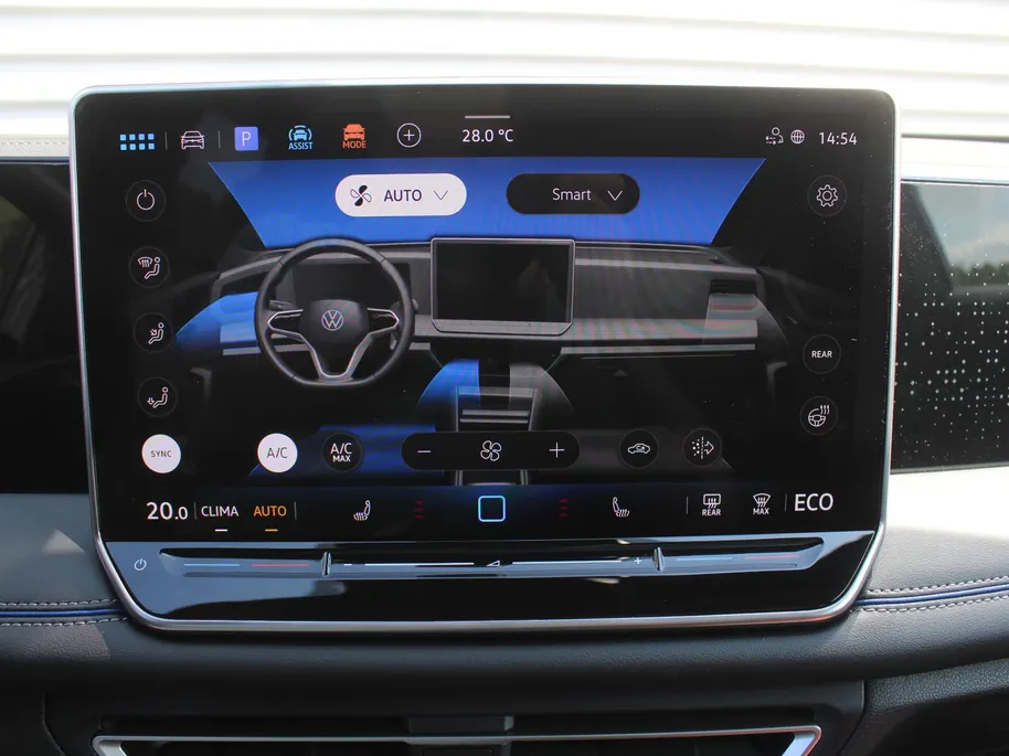 Volkswagen Tiguan 1.5 eHybrid R-Line Edition | Elek. trekhaak | Schuifdak | Stuur-/stoelverwarming + massage | Camera | 20' LM | HUD | LED | Dodehoek detectie | Nieuwstaat | BTW auto |