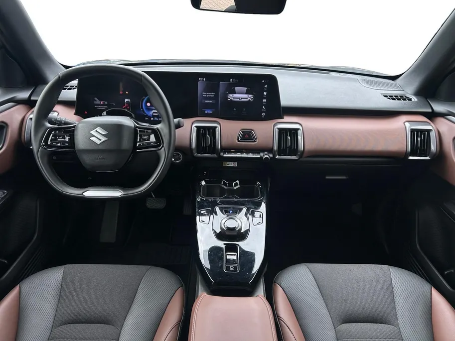 Suzuki e Vitara Style 61 kWh | Stuur/Stoel Verwarming | Dodehoekdetectie | 360 Camera | Elektrische stoelverstelling | Apple Carplay/Android Auto |