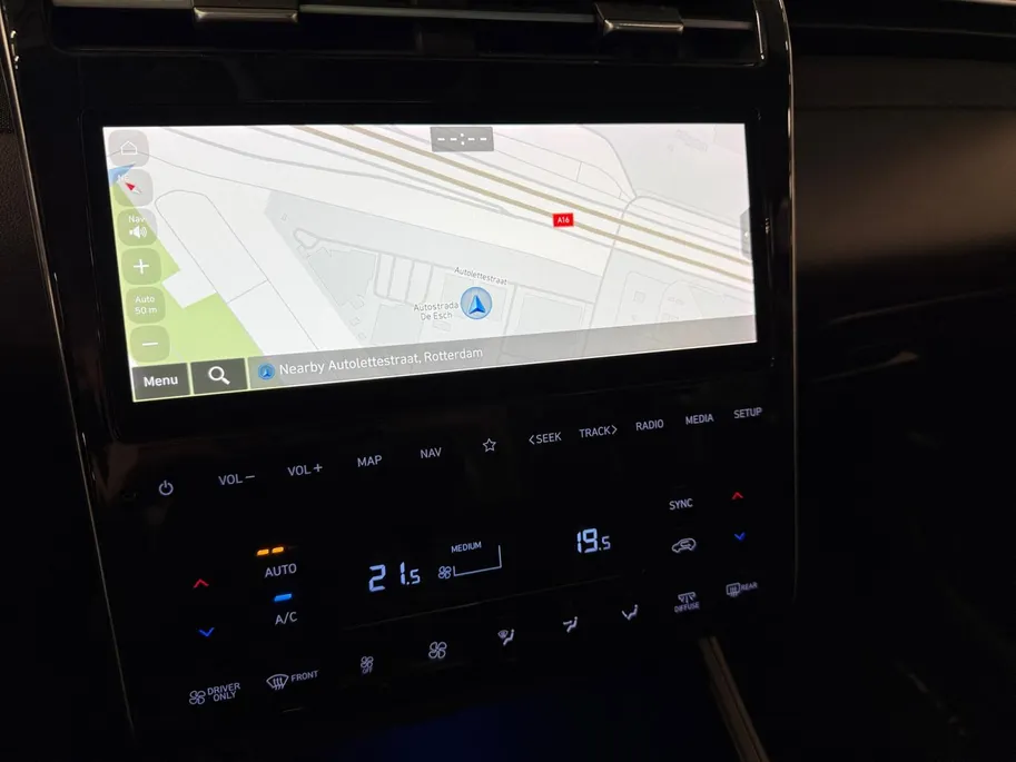 Hyundai Tucson 1.6 T-GDI PHEV Premium Sky 4WD | 66km WLTP elektrisch | Navigatie | Adaptive cruise control | Trekhaak | Apple Carplay & Android Auto | Dode hoek detectie | Draadloze telefoonlader |