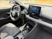 Toyota Yaris 1.5 Hybrid 115 Comfort Apple Carplay/Android Auto , cruise control adaptief en stuurhulp , climate , lm velgen , tel , usb , camera .