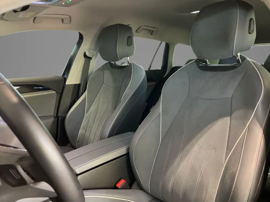 Volkswagen Passat Variant 1.5eTSI/150PK Elegance Business DSG · Trekhaak · Camera · Apple/Android Car Play · Navigatie · Dodehoeksensoren · Massage · Stoelverwarming ·