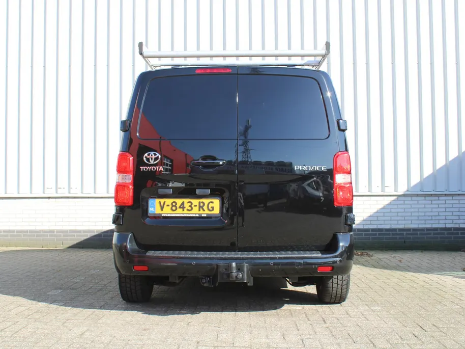Toyota ProAce Worker 1.6 D-4D Professional | Trekhaak | Imperiaal | Zijwandbekleding | Betonplex vloer | PDC | Clima | Navi | 16' LM | All seasons |