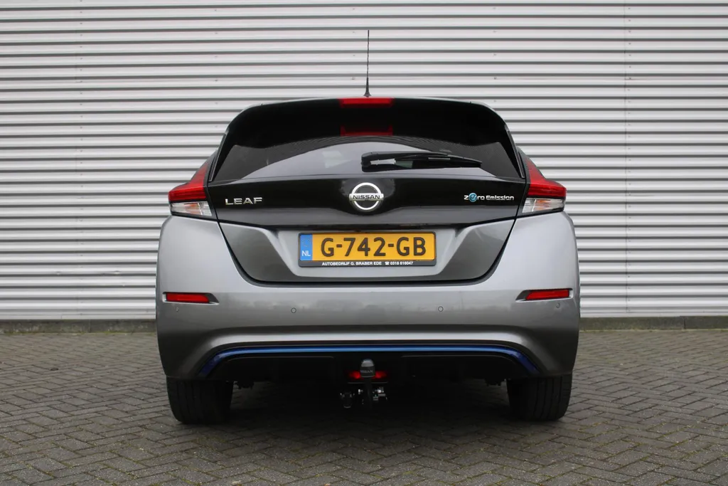 Nissan Leaf Tekna 40 kWh | Trekhaak | Stuur-/stoelverwarming | 360 Camera | LED | Dodehoek detectie | Cruise adapt. | 17' LM | Half leer/stof | Navi |