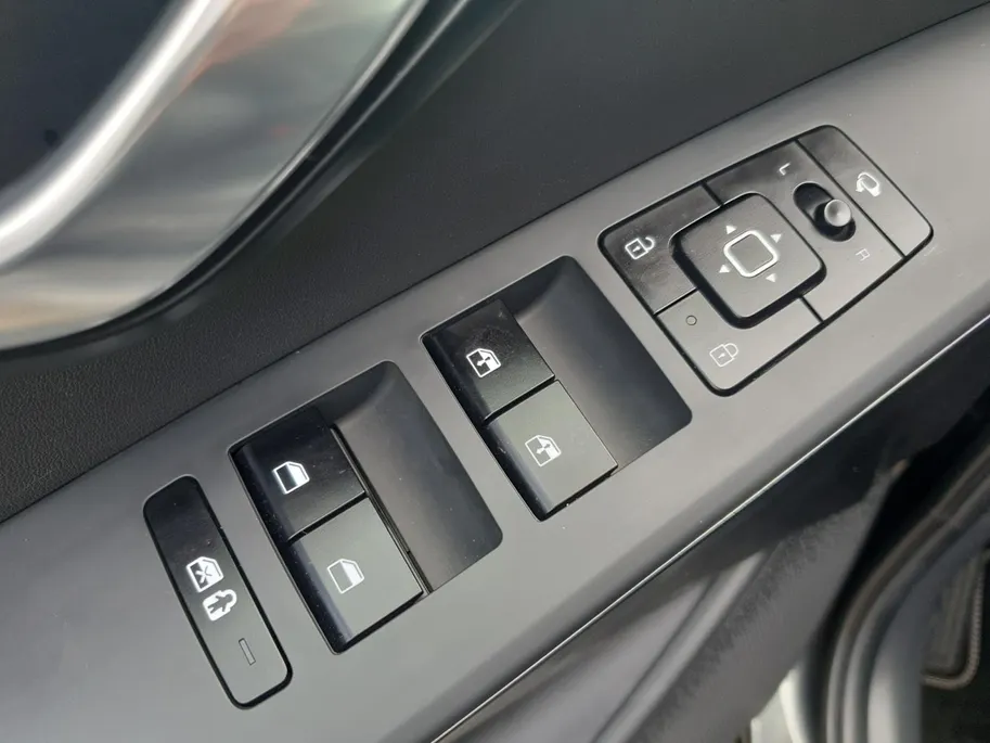 Kia Niro 1.6 GDi Hybrid DynamicPlusLine | Schuifdak | Stoel en stuurverwarming | Dodehoekdetectie | Head-up Display | Camera | verbruik 1 op 20!