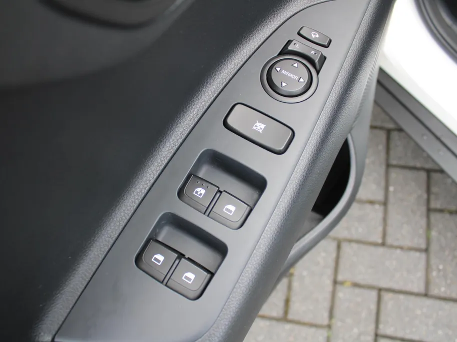 Kia Stonic 1.0 T-GDi MHEV DynamicPlusLine | Stuur-/stoelverwarming | Camera | Clima | Cruise | 16' LM | Navi | LED | Keyless |