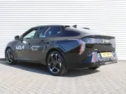 Kia EV4 Fastback GT-PlusLine 81.4 kWh | Schuifdak | Stuur-/stoelverwarming + ventilatie | Camera rondom | Elek. stoelverstelling | Leer | HUD | LED | 19' LM |