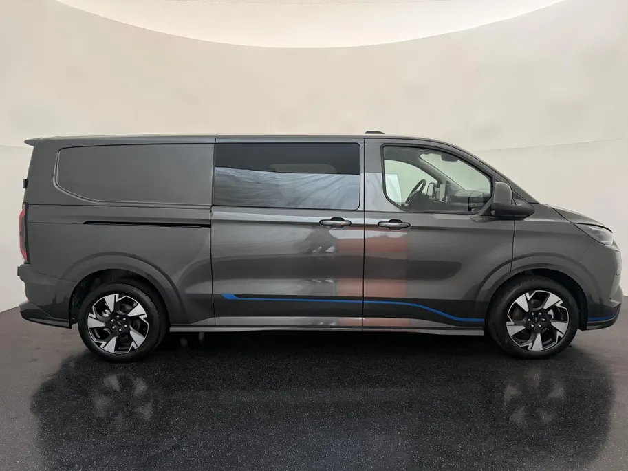 Ford Transit Custom 320 2.5 PHEV L2H1 Sport DC met o.a. uniek sport interieur, 19 inch lichtmetalen velgen, een trekhaak, een achteruitrijcamera en verwarmbare voorstoelen en stuurwiel