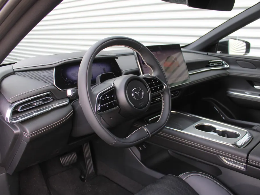 Mazda 6 6e Takumi Long Range 80 kWh | Stuur-/stoelverwarming + ventilatie | 360 camera | Pano dak | Zwart leer | 19' LM | HUD | LED | Elek. stoelverst. |