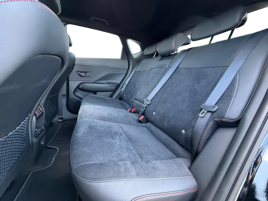 Hyundai Kona Electric N Line Sky 64.8 kWh | Navigatie| Schuif-kantel dak| Head up display| Stoelverwarming/koeling| 360 graden camera|