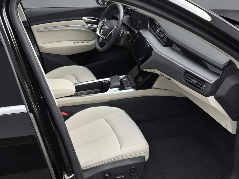 Audi e-tron 55 quattro edition 95 kWh 408pk · Panoramadak · 360 Camera · Afneembare Trekhaak · Lederen Bekleding · Elek. Stoelen + Geheugen Bestuurder ·