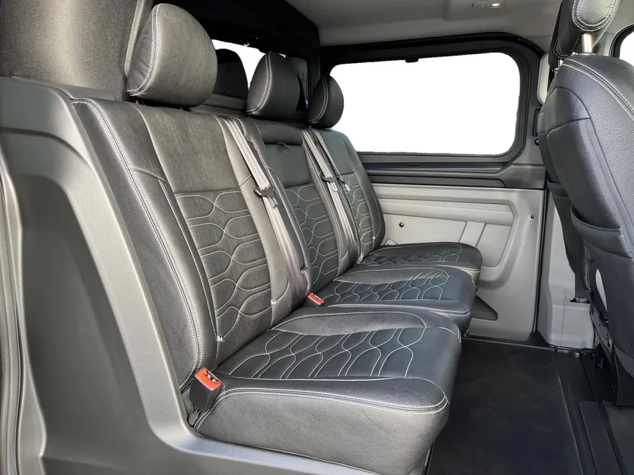 Ford Transit Custom 320 2.5 PHEV L2H1 Black Platinum DC EXCL. BTW &  | 233 pk Automaat | Lederen bekleding | Navigatie | Treeplanken | LM velgen 17' zwart | 360 graden camera | Dubbele schuifdeur
