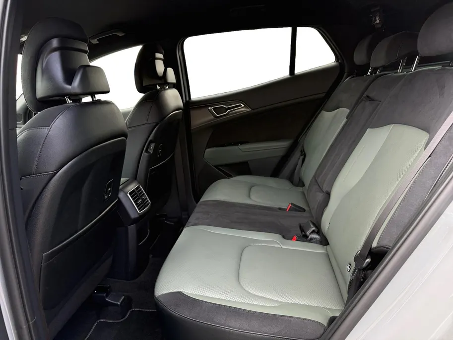 Kia Sportage 1.6 T-GDi Hybrid Dark Edition | Camera | Stuurverwarming | Stoelverwarming voor + achter | Apple Carplay / Android Auto | LMV | LED |