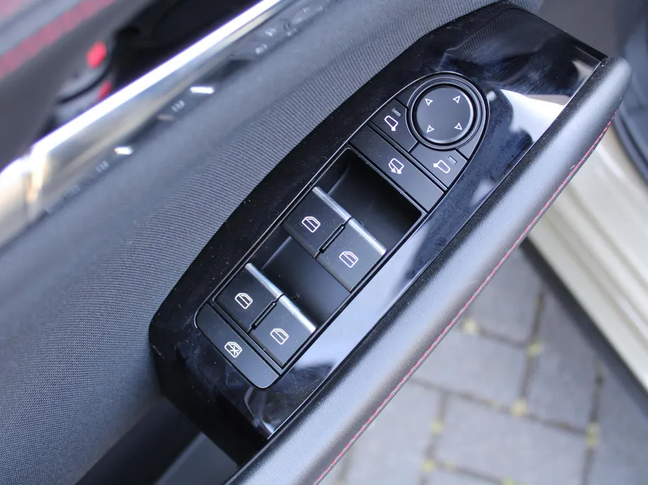 Mazda 3 2.0 e-SkyActiv-X M Hybrid 186 Homura | Stoelverwarming | Camera | Dodehoek detectie | HUD | 18' LM | LED | Cruise adapt. |