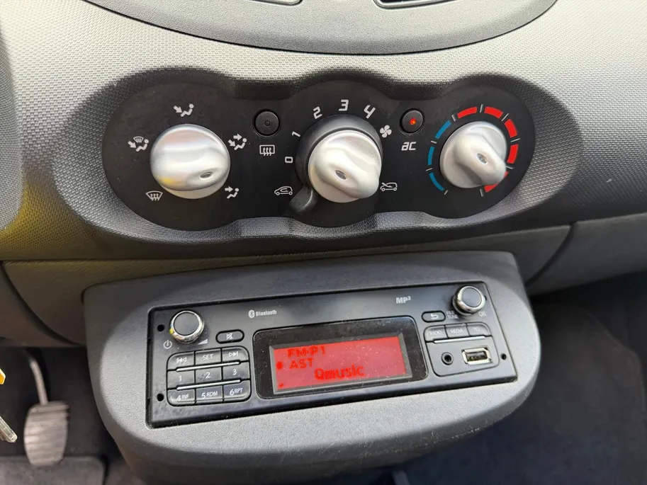 Renault Twingo 1.2 16V Parisienne | Zeer nette auto | Open dak | Bluetooth Radio | Airconditioning | Afneembare Trekhaak | 12 maanden BOVAG garantie |