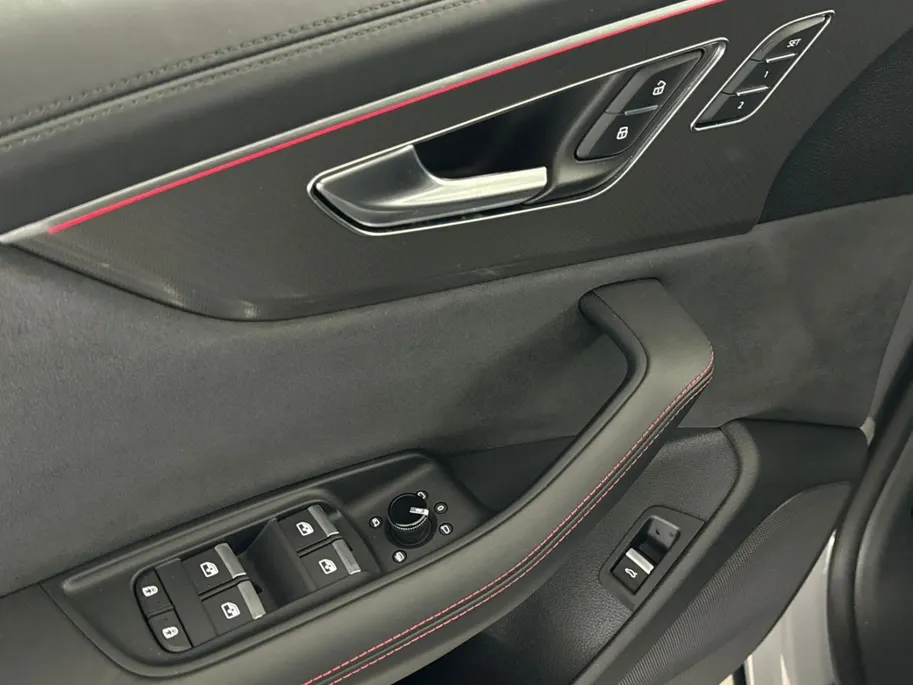 Audi RSQ8 4.0 TFSI RS Q8 Quattro | Panoramadak | Luchtvering | 23'' L.M. Velgen