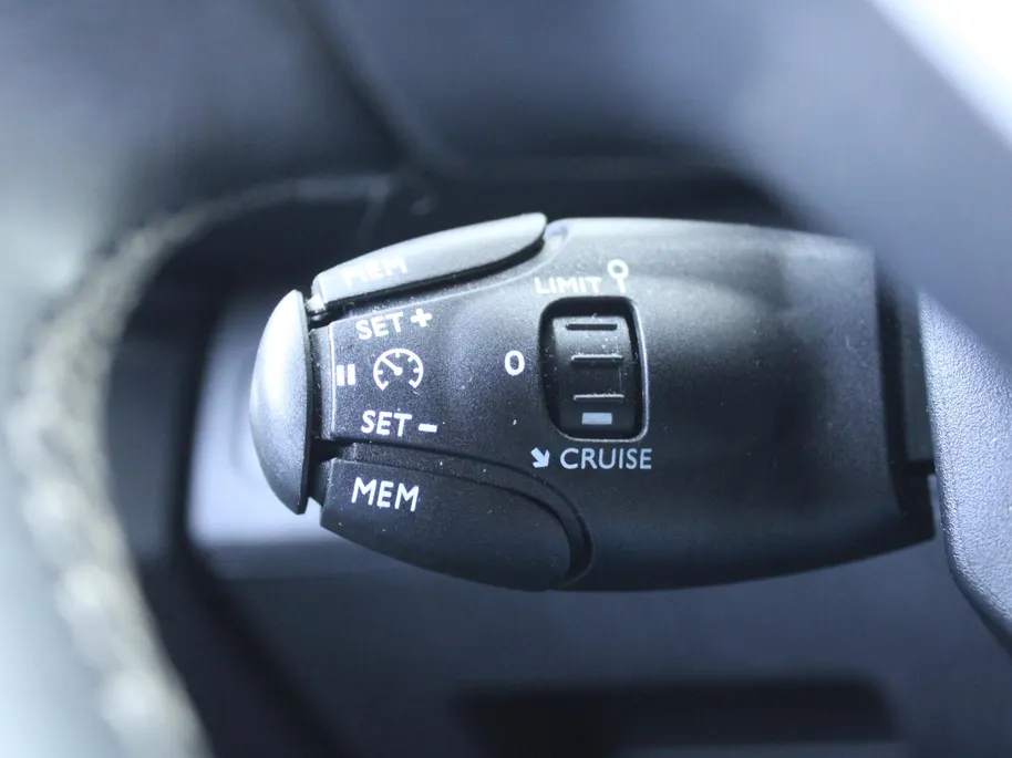 Peugeot 3008 1.6 e-THP Allure | Trekhaak | Navi | Elektr. achterklep | Camera | Apple Carplay/Android Auto | Cruise | 18' LM | All seasons |