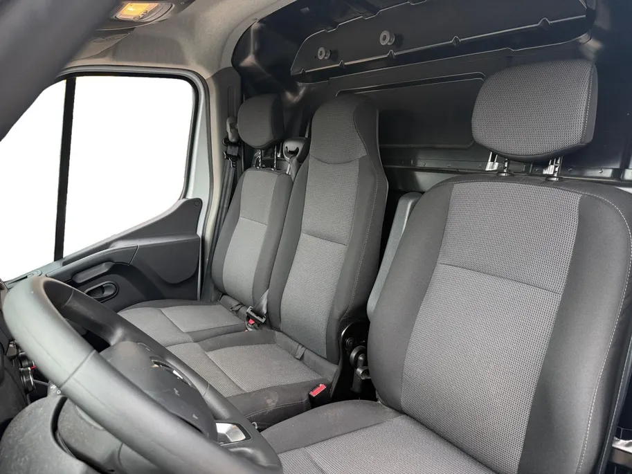 Renault Master T33 2.3 dCi 135 L2H2 Work Edition *BPM VRIJ!*Navi+Camera*Airco*Parkeersensoren*Betimmerd Laadruimte*Trekhaak