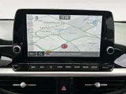 Kia Picanto 1.0 DPi DynamicPlusLine | Apple Carplay / Android Auto | Navigatiesysteem | Lichtsensor | Parkeersensoren + Camera Achter | Cruise Control | Climate Control | 15' Lichtmetalen Velgen